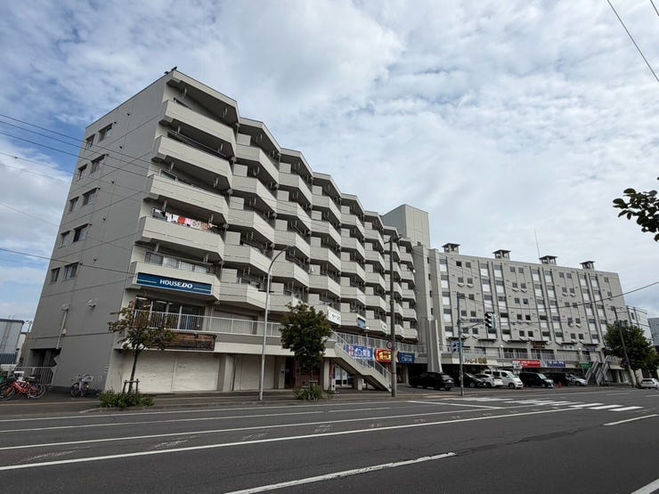 【外観】
3LDK、専有面積61.05㎡バルコニー面積7.37㎡
全居室に収納スペースを完備した使い勝手の良い3LDK!
11.4JのLDKは家族でゆったり過ごせる明るい快適空間です。
