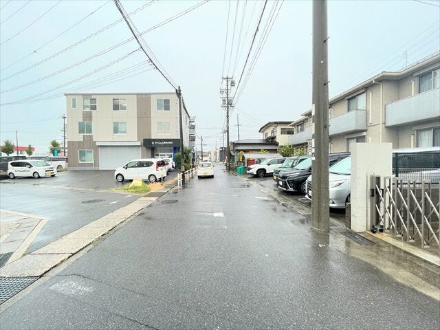 幅員約6mの前面道路です。道路幅が広いので、向かいの住宅とも距離があるため日当たりも確保しやすいです。