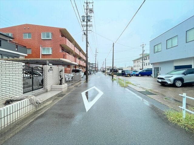 幅員約6mの前面道路です。道路幅にゆとりがあるので、車種を選びません。大きめの車を乗りたい方にもオススメです。