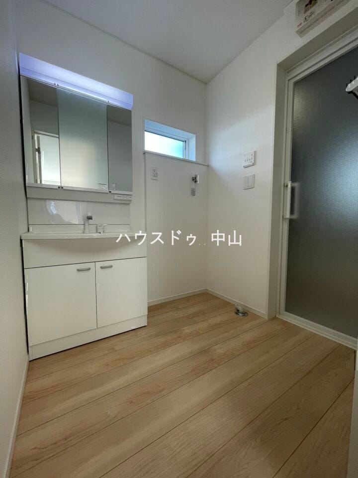 \清潔感あふれる洗面空間/
ゆとりある洗面室は、朝の身支度もスムーズ。収納もしっかり確保され、毎日を快適にサポートする使い勝手の良い空間です。