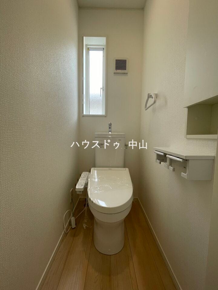 \2階にも快適な洗浄便座付きトイレ/
朝の忙しい時間帯も混み合いにくく、使い勝手の良い設計。清潔感のある空間で、毎日の暮らしをより快適に支えます。