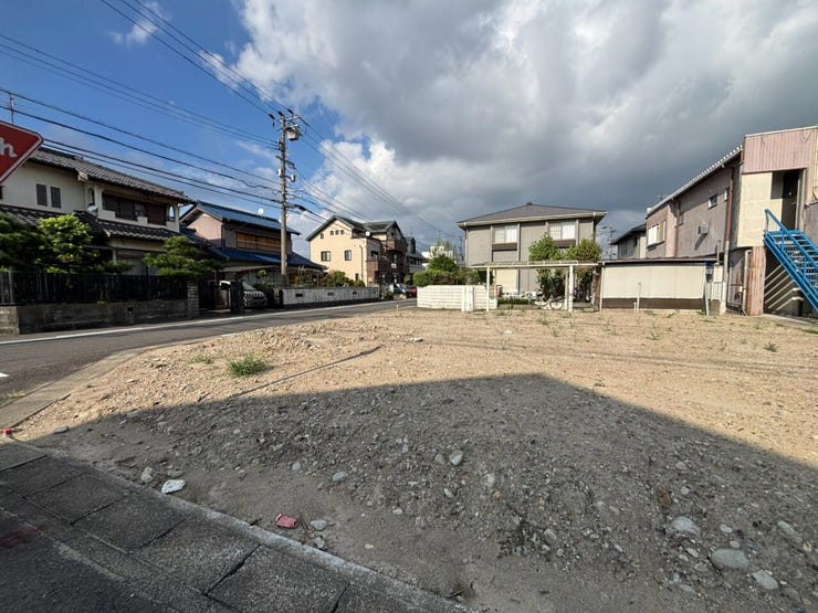 【角地】
二方向が道路に面した角地は、採光と風通しに優れた心地よい住環境♪
開放感のある立地で車の出し入れもしやすく、暮らしの快適さと安心感を高める魅力的な住まいです!