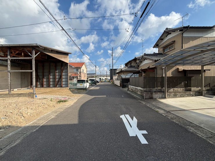 【前面道路】
前面道路が広いため運転がしやすく、日々の交通ストレスが軽減されます!
また家の前が建物などで遮られることがなく、日当たりが良くなり、家全体が明るい印象を受けます!