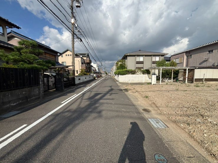 【前面道路】
前面道路が広いため大きな車の方でも車の出し入れがしやすく、駐車もスムーズ♪
見通しが良いため安全性も高まります!
お子さまのいるご家庭でも安心して暮らせる快適な住環境です!