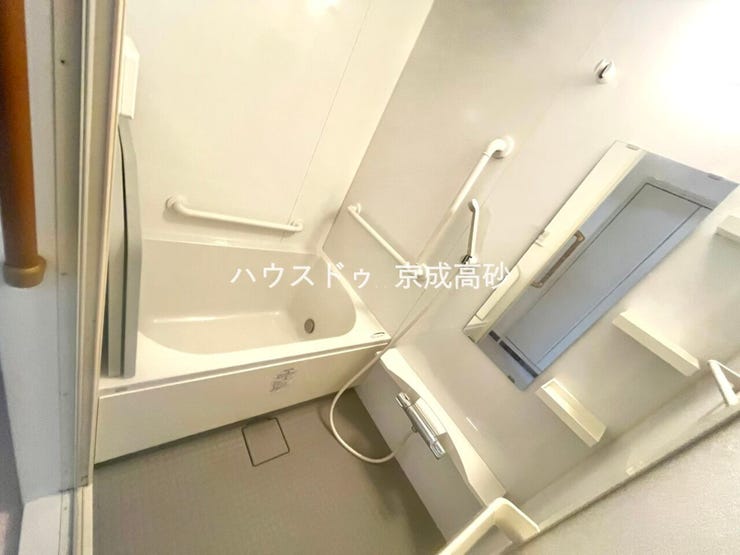 広い浴槽で足を伸ばせば1日の疲れも癒されます。落ち着いた雰囲気で、毎日のバスタイムが楽しみになりそうです。