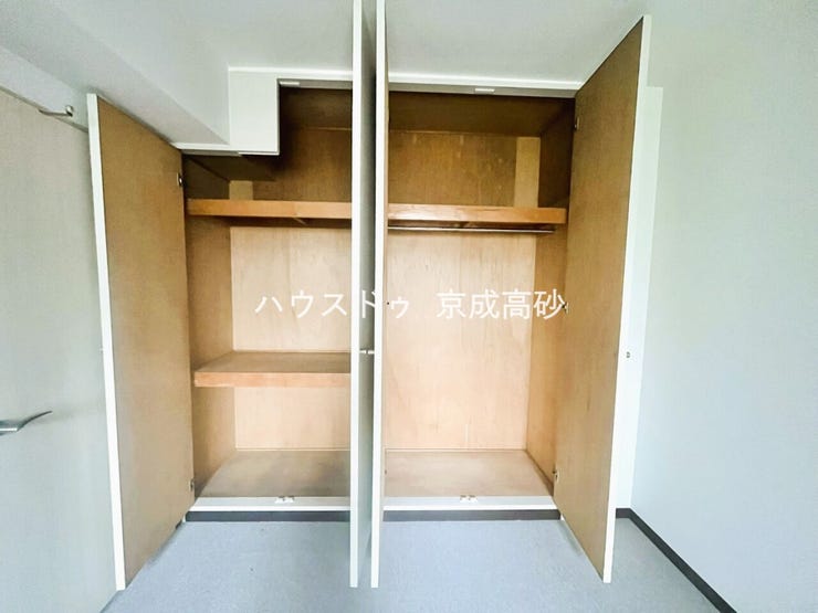 大型のクローゼットです!
これだけの収納力があれば部屋もスッキリ保てますよ!
