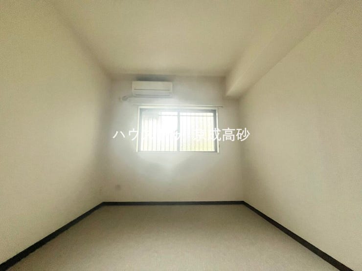 清潔感と心が落ち着くホワイトの壁紙。毎日の生活を少しでも快適に過ごして頂ける様、飽きのこない明るい雰囲気を大切にいたしました。