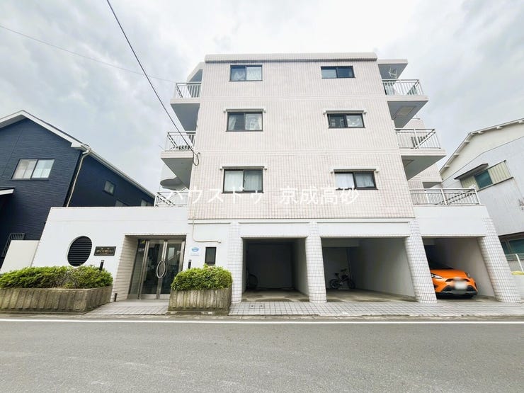爽やかな青空の下に贅沢なほどに降り注ぐ陽光、豊かな居住性と、クオリティ。住まうことの喜びを感じさせてくれます。