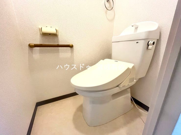 お掃除しやすい素材と機能にこだわったトイレはいつまでもキレイが続きます。少ない水量で洗浄できる、環境にもお財布にもやさしいエコなトイレです。