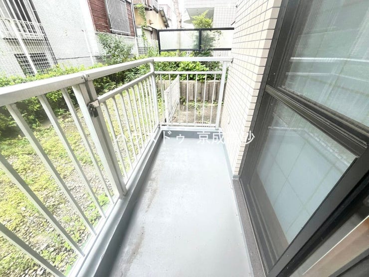 暖かい陽ざしが差込むバルコニー。晴れた日には洗濯物が良く乾きます。風通しも良好です。