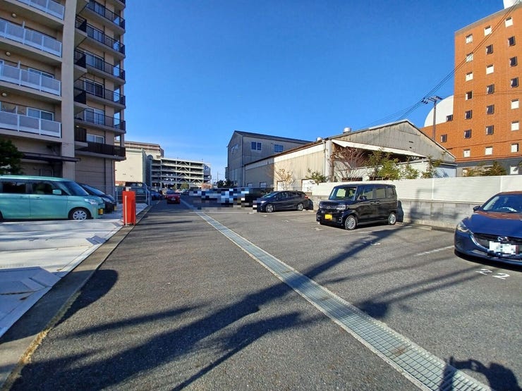 敷地内に駐車場があるため、荷物の多い日やお子さま連れでも出入りがしやすい環境です。