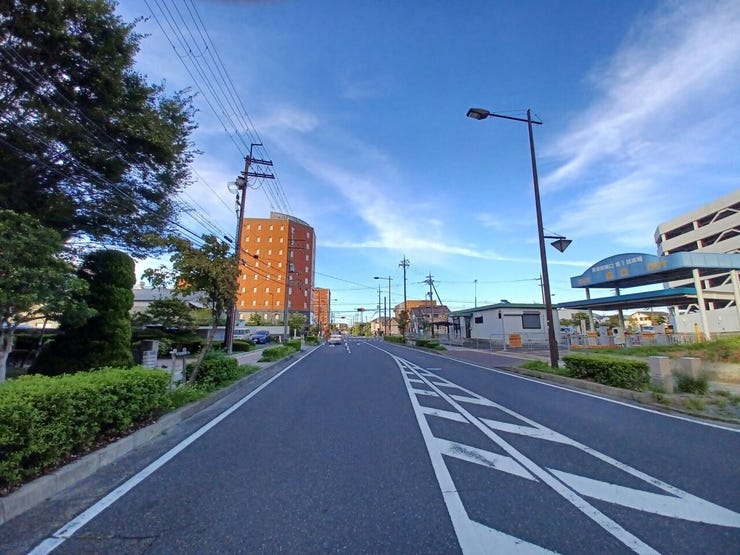 前面道路はゆとりがあり、ベビーカーでの移動やお子さまとのお散歩もしやすい環境です。