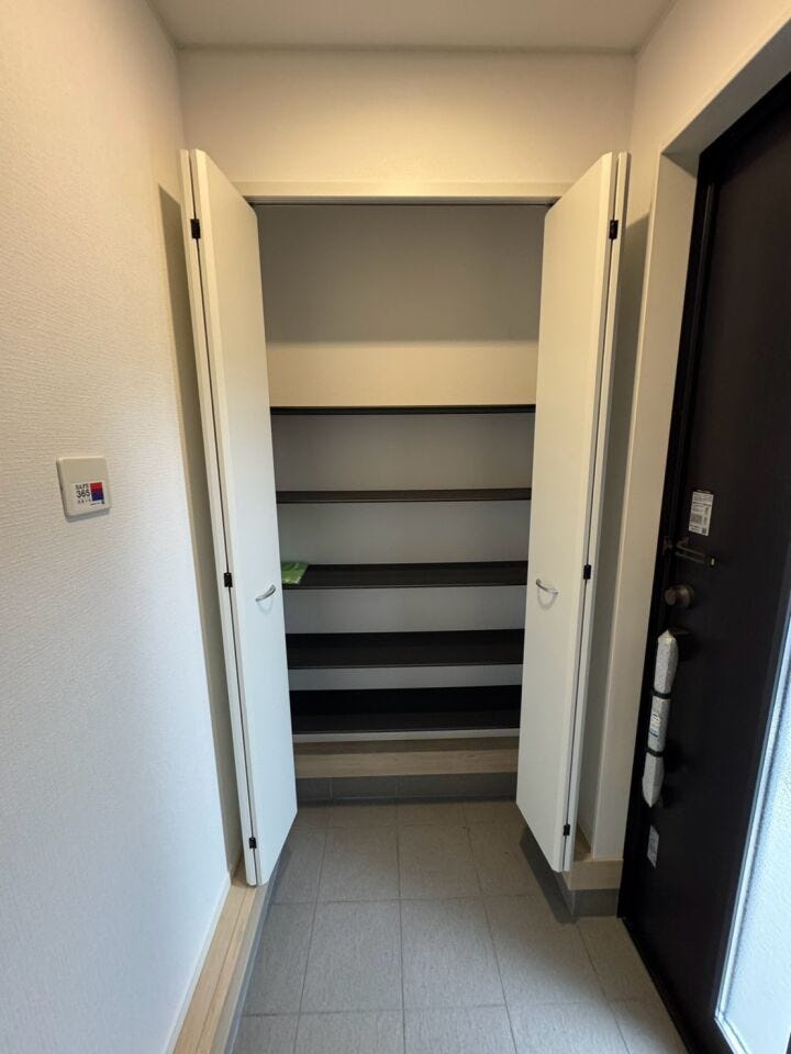 玄関横に設けられた収納スペース。外で使う用品などを室内に持ち込まず収納でき、玄関をすっきり保てます。