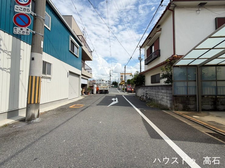 前面道路は平坦でゆとりあり!車の出入りや駐車もスムーズな周辺環境