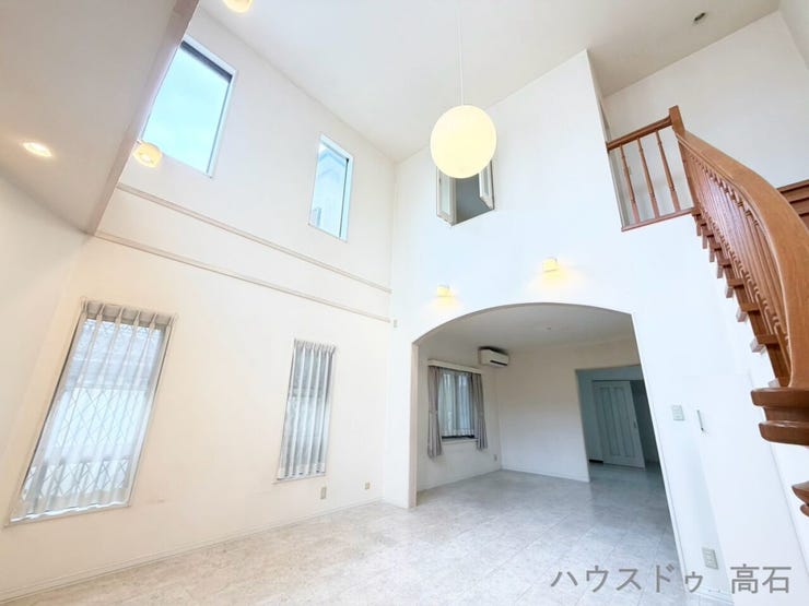 大きなソファやテーブルを置いてもまだまだ余裕たっぷり。お友達や親戚をたくさん呼んでもゆったり過ごせます。