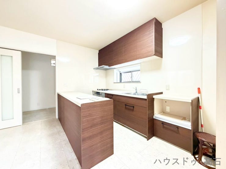 手元を優しく隠せる広々としたカウンターを設置。出来上がった料理を置いたり、盛り付けスペースとして使ったりと使い便利です。朝食や軽食をとるカフェスペースとしても大活躍します。