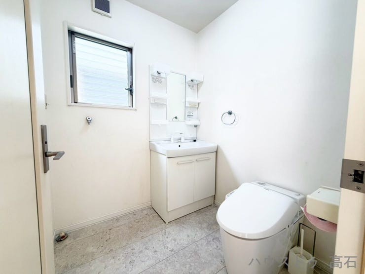 2階サニタリールーム
通常のトイレ空間よりもゆとりを持たせた設計で、朝の身支度や着替えもスムーズに行えます。圧迫感のない快適なプライベート空間です。