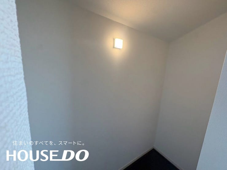照明付きの収納スペース。奥行きがあり季節用品などもまとめて収納できます。