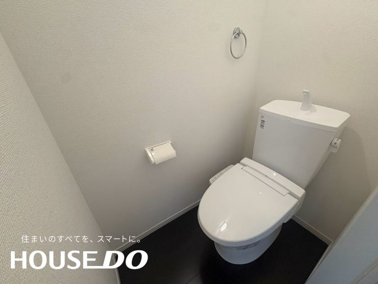 黒い床材とクロームのタオルリングが目を引く2階トイレ。ウォシュレット一体型で毎日のお手入れも簡単です。