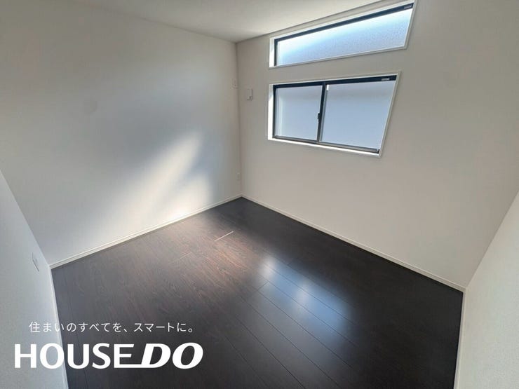 上部の高窓と下部の型ガラス窓、2つの窓を備えた洋室です。目隠ししながら採光を確保できる組み合わせです。