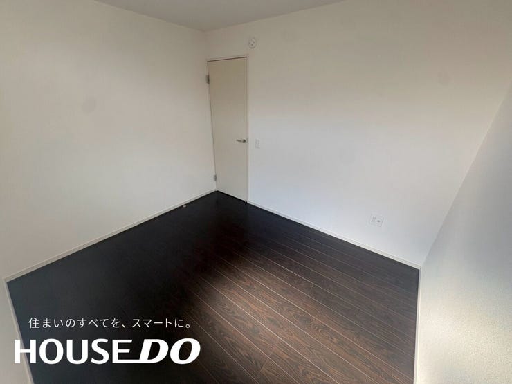 高窓と腰窓の2つの窓から一日を通して陽射しが入ります。