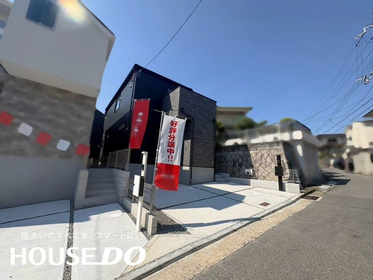 グレーがかったタイル外壁の質感と奥行きのある敷地形状が確認できます!
