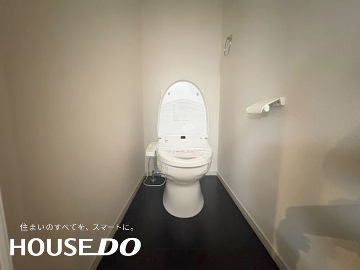 1階トイレを正面から撮影。温水洗浄便座とタオルリングですっきりまとまっています。