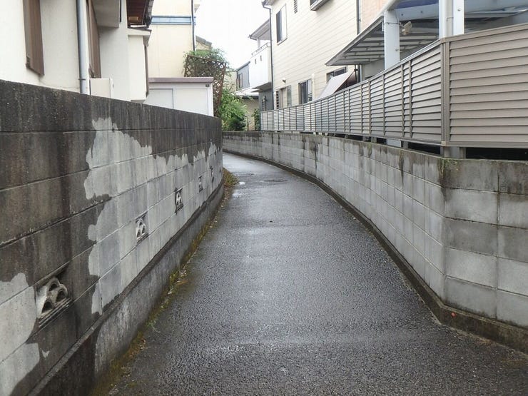 南側道路(雨天時)