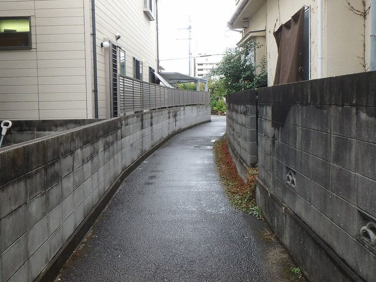 南側道路(雨天時)