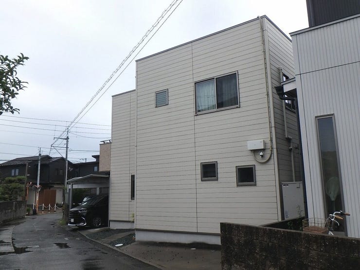 外観を北西側より撮影(雨天時)