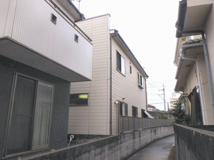 外観を南西側より撮影(雨天時)