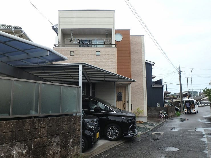 外観を東側より撮影(雨天時)