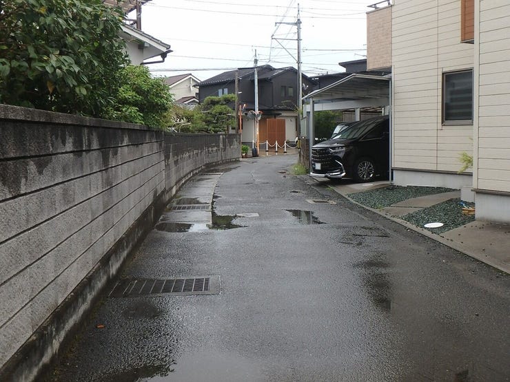 北東側道路(雨天時)
