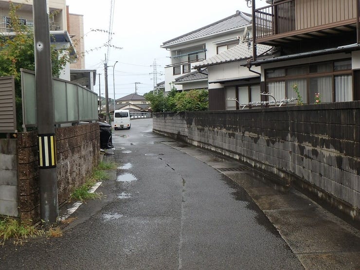 北東側道路(雨天時)