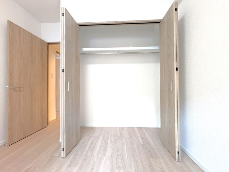 ■クローゼット■
たっぷりとした収納力で、お気に入りの洋服や小物もスッキリ整理整頓できます。奥行きのある造りなので、季節物の家電や衣装ケースも無理なく収まり、お部屋をより広く使うことが可能です☆