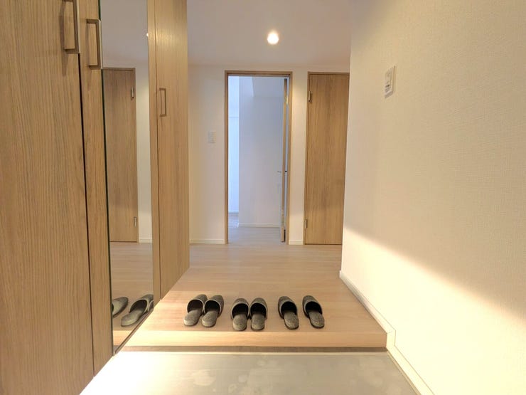 ■玄関■
毎日使う場所だからこそ、無駄のないシンプルな設計で使い勝手の良い玄関。脱ぎ履きがスムーズにできるゆとりを確保しており、いつもスッキリとした状態を保ちやすい、清潔感のあるスマートな空間です◎