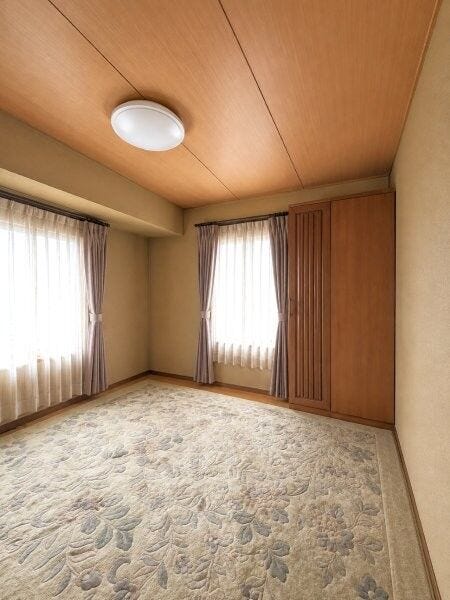 2階の洋室です。AI技術により家電・荷物等を加工しております。