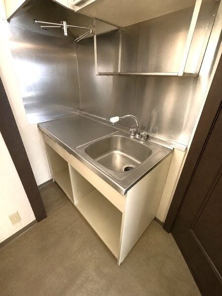 2階のキッチンです。AI技術により家電・荷物等を加工しております。