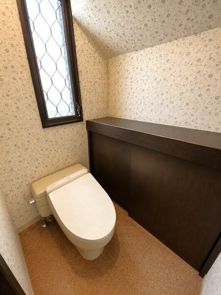 1階のトイレです。AI技術により家電・荷物等を加工しております。