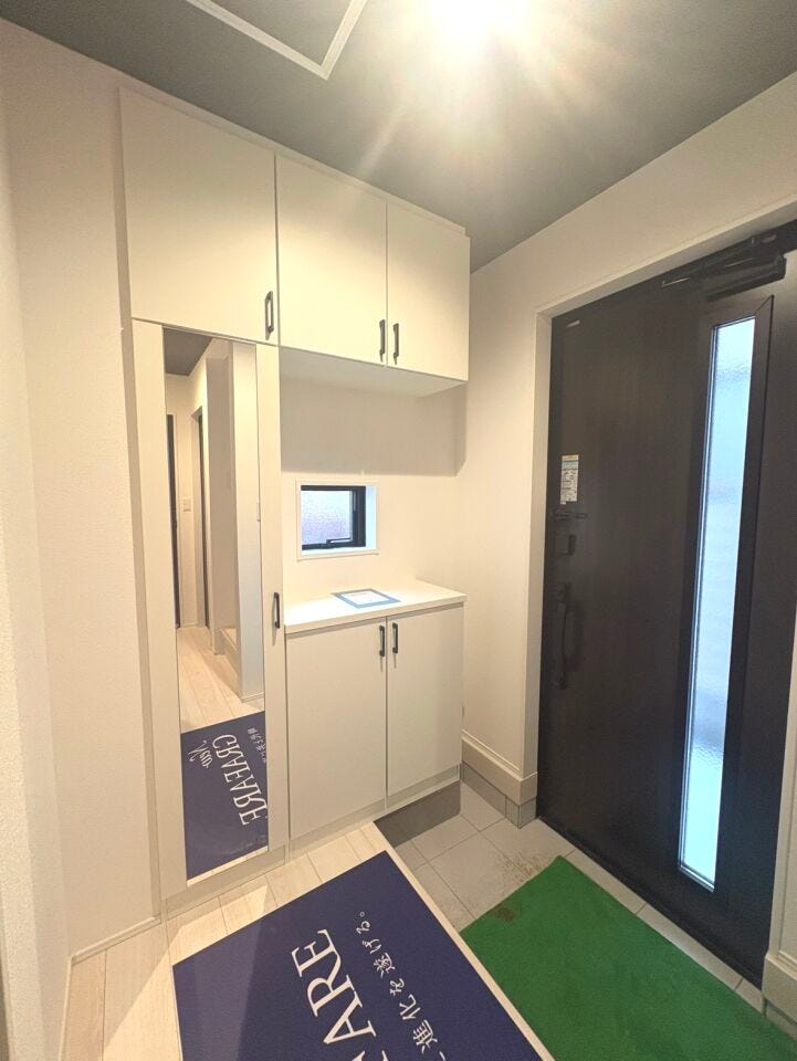 シューズボックスを設置した玄関。姿見付きでお出かけ前に身だしなみ確認もできますね♪