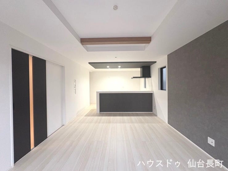 16帖のリビング。折上天井×アクセントクロスが魅力の空間です。