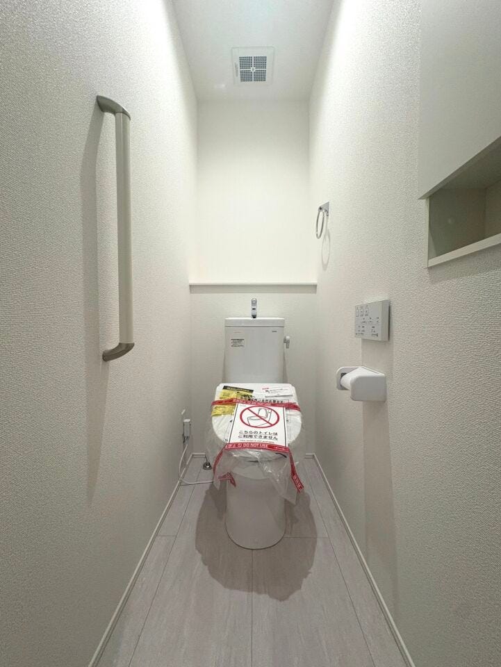 温水洗浄便座付トイレ。各階トイレで混雑時も安心です。