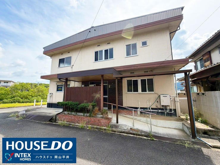 【外観】
屋根付きのアプローチには便利なスロープを完備!ベビーカーの移動やお買い物後の荷物出し入れも楽々で、小さなお子様がいるご家庭も安心して暮らせますね♪