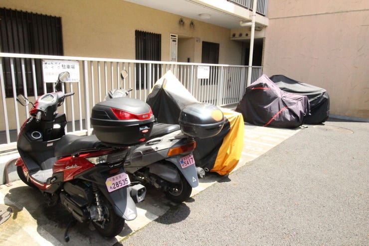 【バイク置場】広さがしっかり確保されているので大型バイクも安心です。