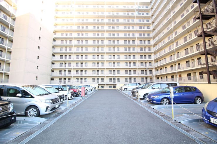 敷地内にカースペースがあれば、お出かけやお買い物の際の搬入出もらくらくです。