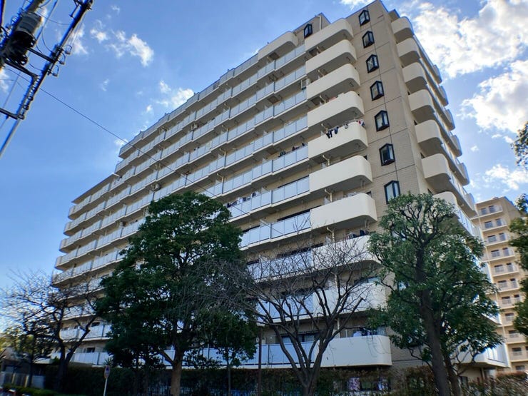 【外観】
明るく爽やかな色合いの12階建てマンションです。