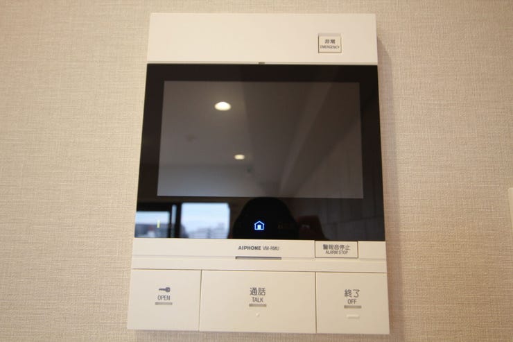 【TVモニター付インターホン】安心のカラーモニター!ボタンを押すだけで玄関のカギを開けずに会話ができるので安心です。