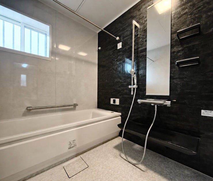 【Bathroom】リラックスできる空間で、一日の疲れを癒し、心身共にリフレッシュできます。
※こちらの画像はAIによる家具を消したイメージ画像になります。お部屋の雰囲気を感じてみてください♪