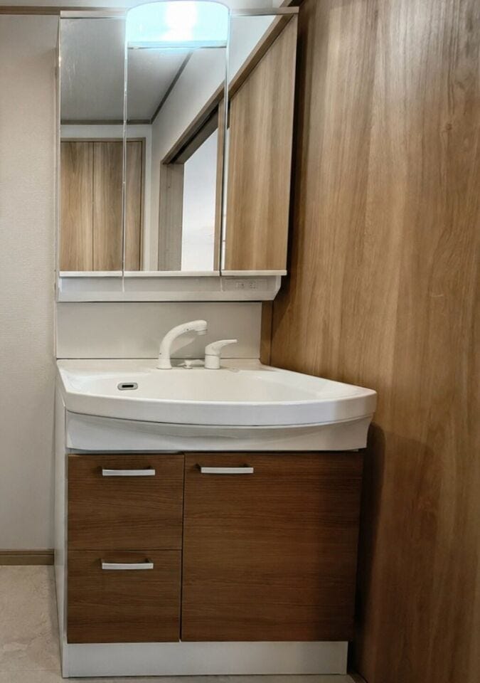 【Washroom】すっきりとしたデザインで、毎日の生活が快適に。収納も豊富な洗面所です。
※こちらの画像はAIによる家具を消したイメージ画像になります。お部屋の雰囲気を感じてみてください♪