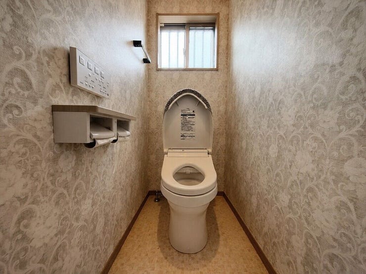 【Toilet】清潔感があり、落ち着いたデザインのトイレ。家族みんなが快適に使えます。
※こちらの画像はAIによる家具を消したイメージ画像になります。お部屋の雰囲気を感じてみてください♪